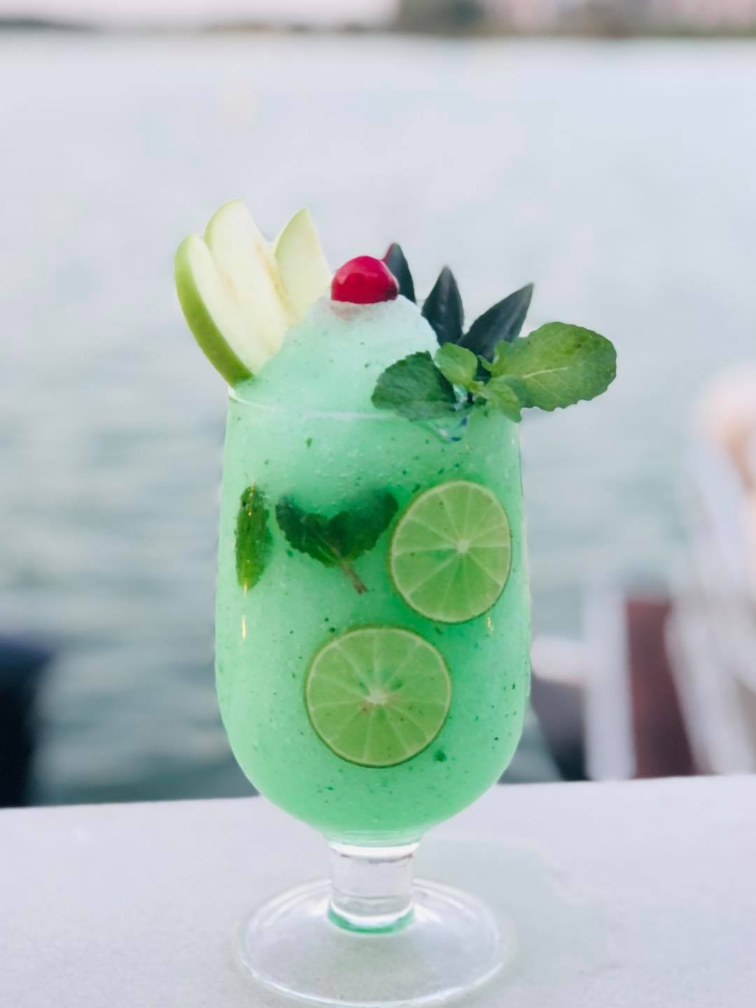 บรีซ คาเฟ่ แอนด์ บาร์ (Breeze Café & Bar) - Pet Friendly Thailand